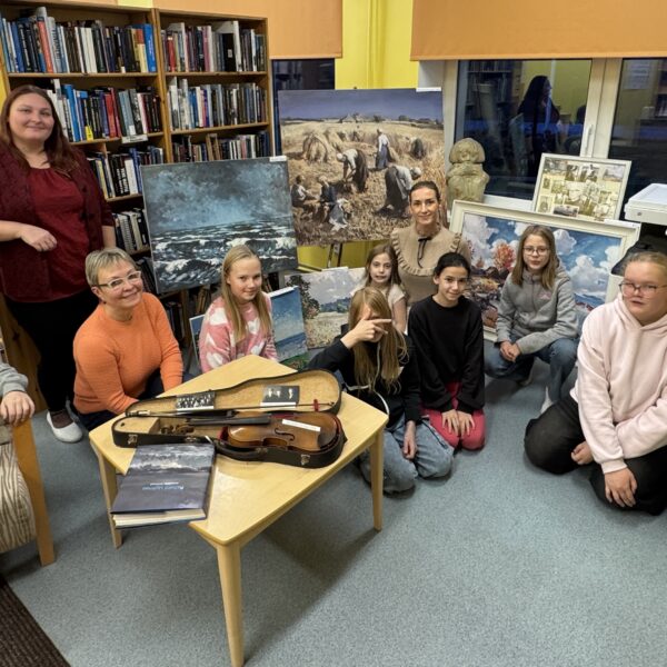 Kunstiõpilased Richard Uutmaa loomingut avastamas