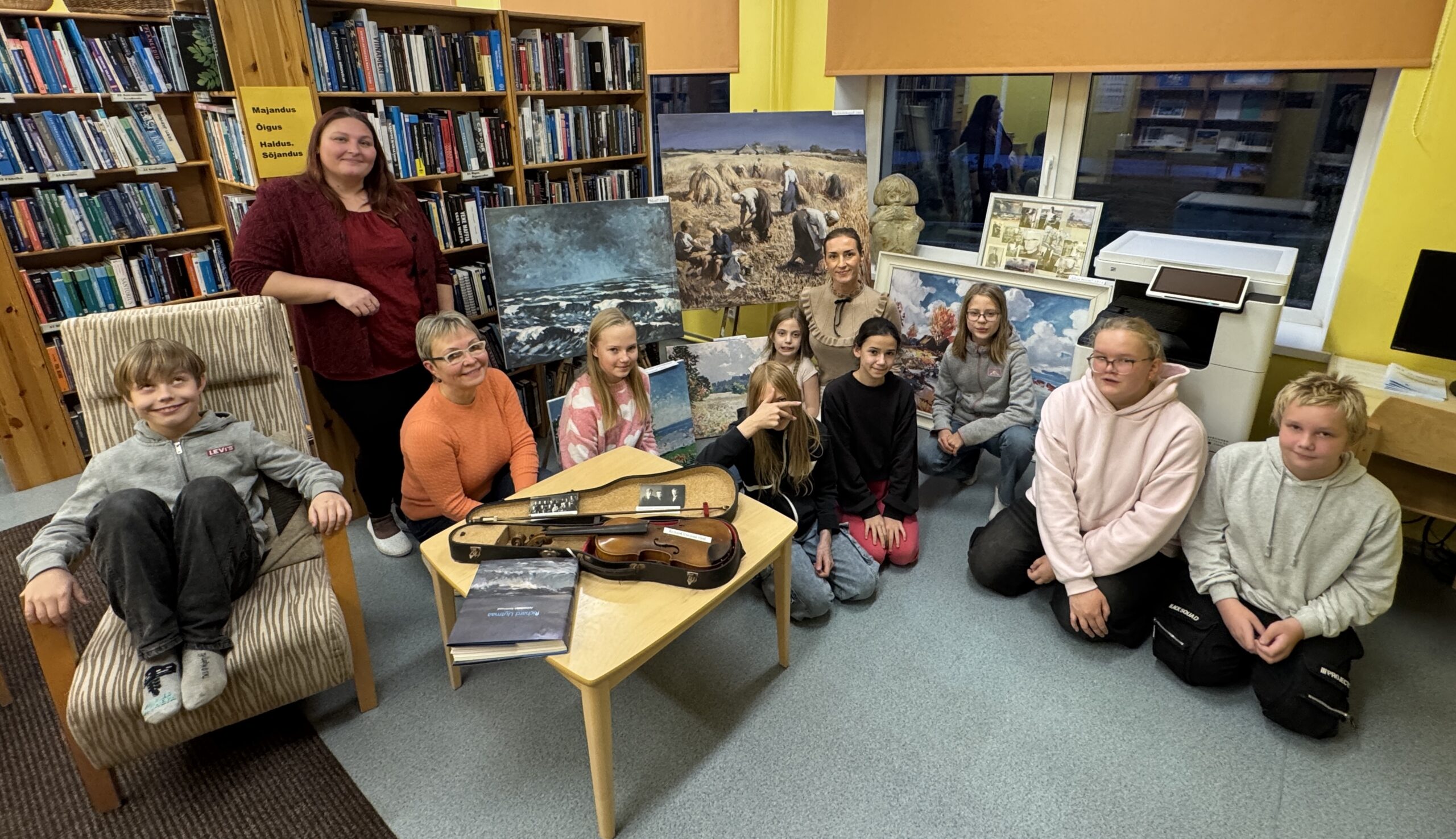 Kunstiõpilased Richard Uutmaa loomingut avastamas